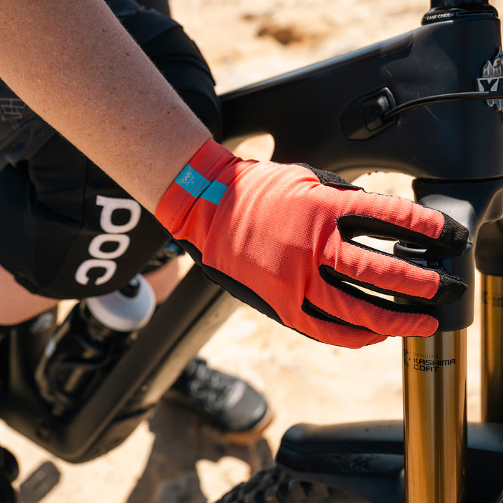 evo Lightweight Bike Gloves - Women's Salmon