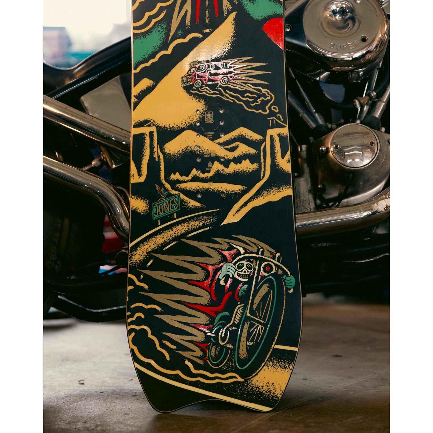 Jones Stratos x Harry Kearney Snowboard 2026 – evo
