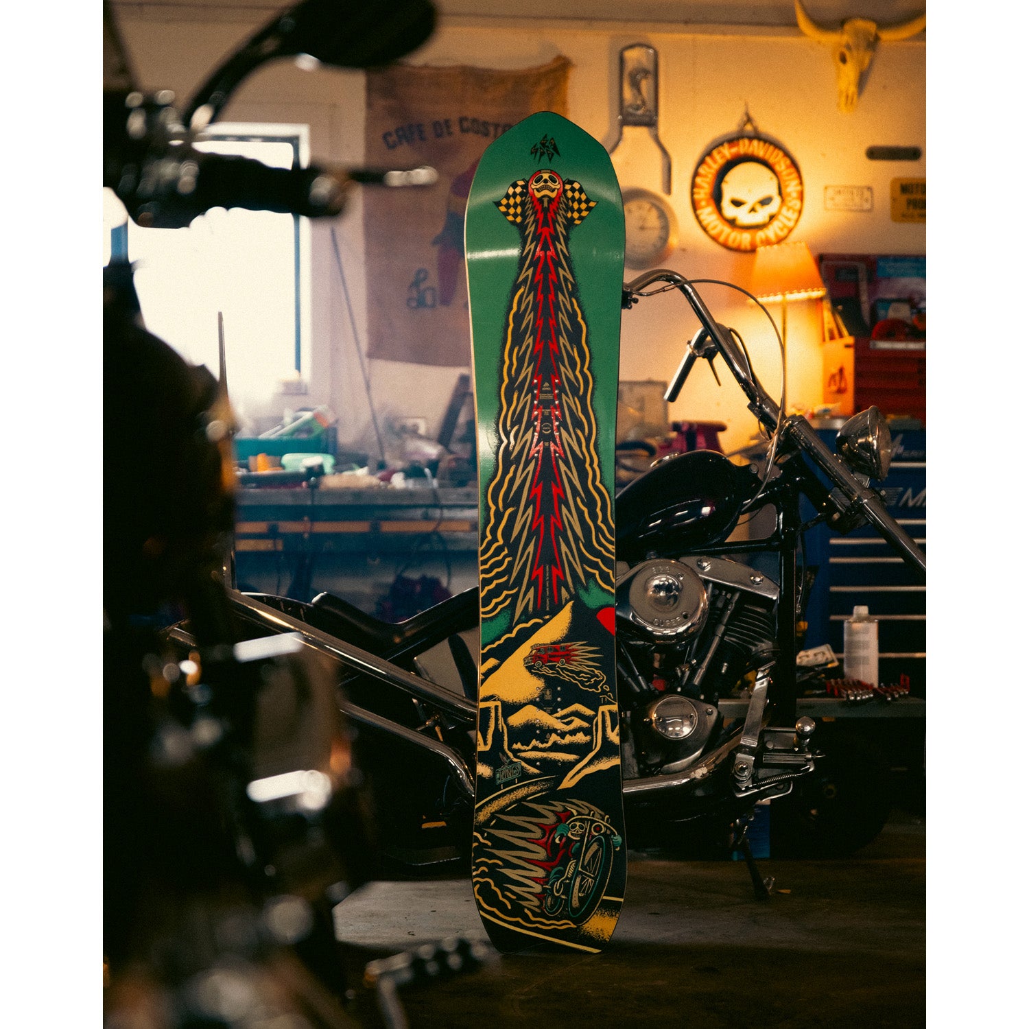 Jones Stratos x Harry Kearney Snowboard 2026 – evo